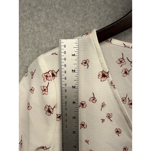 CeCe Womens Blouse Size XS White With Pink Flowers Button-Up NWT - Picture 5 of 10
